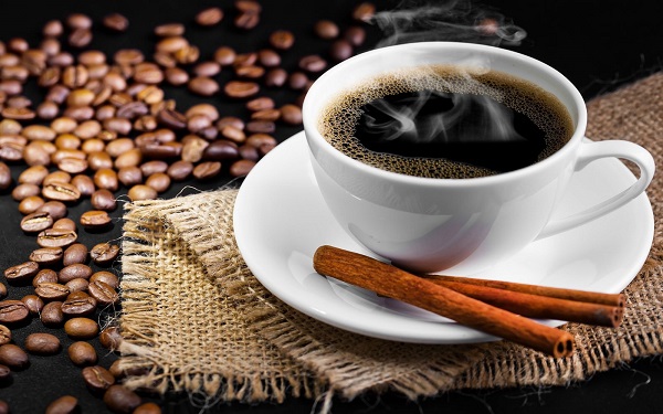 Những người cao tuổi hay người huyết áp cao nên hạn chế sử dụng cà phê thường xuyên