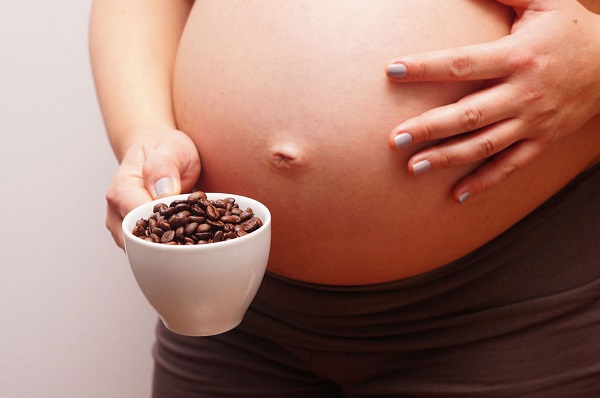 Quá nhiều caffeine cũng có thể khiến thai nhi chậm phát triển và tăng nguy cơ sảy thai.