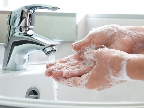 Rửa tay bằng xà phòng, dưới vòi nước sạch