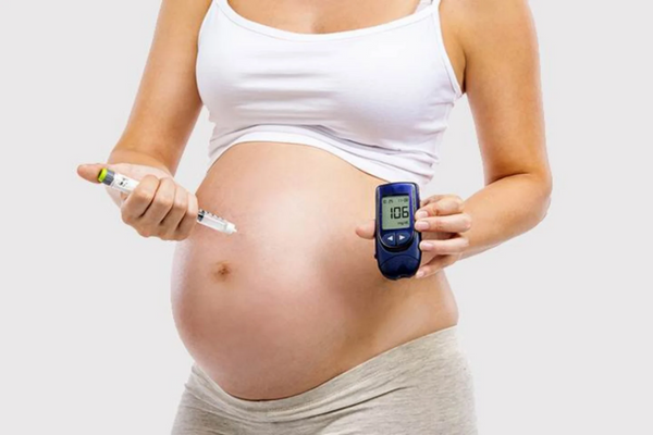 Tiểu đường thai kỳ khiến mẹ bầu cảm thấy khát nước và phải đi tiểu thường xuyên