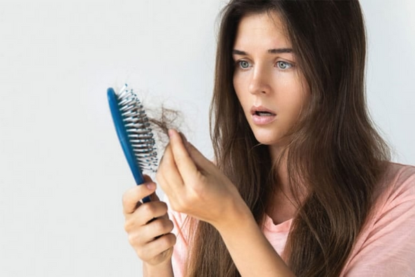 Có rất nhiều nguyên nhân khiến tóc mọc chậm và dễ gãy rụng