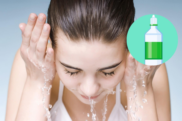 Rửa mặt bằng nước muối sinh lý hỗ trợ điều trị mụn hiệu quả