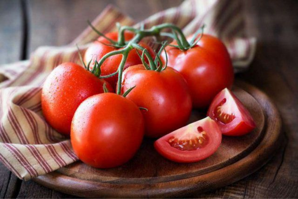 Cà chua được xem là bảo bối giúp loại bỏ mụn lưng hiệu quả