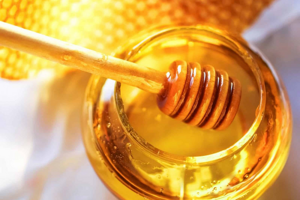 Mật ong luôn được xem là bí quyết dưỡng da và trị mụn của đông đảo chị em