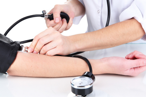 Đo huyết áp tại nhà giúp người bệnh có thể theo dõi và kiểm soát huyết áp ở mức ổn định