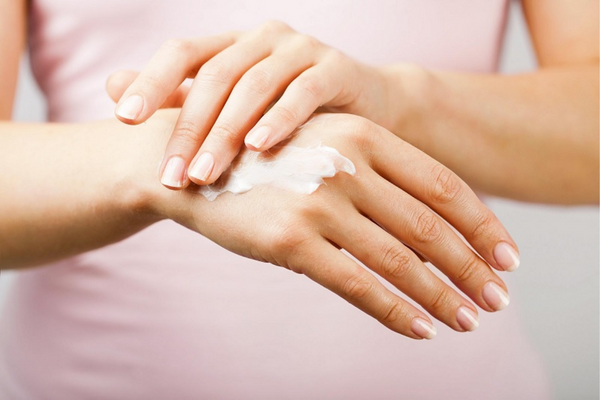 Bổ sung độ ẩm là điều cần thiết nhất khi chăm sóc da tay bị khô