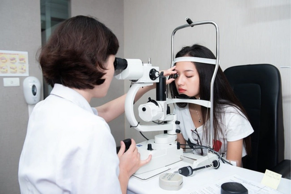 Thăm khám mắt định kỳ để phát hiện sớm viễn thị và có cách điều trị kịp thời