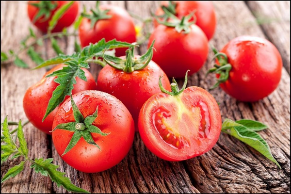 Không chỉ có tác dụng dưỡng da, cà chua còn giúp trị mụn đáng kể