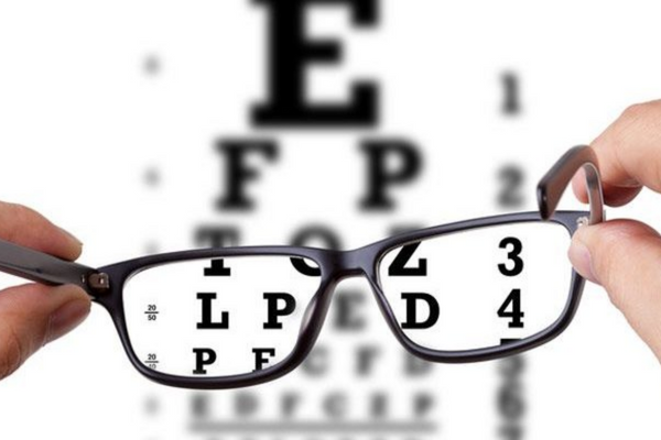 Sử dụng kính cận là một trong những cách điều chỉnh cận thị hiệu quả