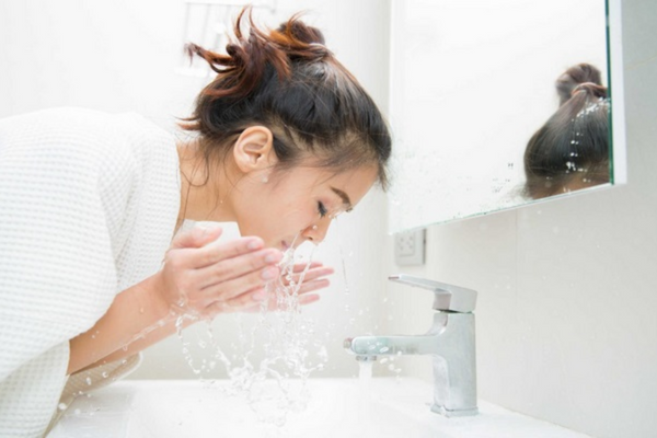 Nước muối sinh lý có thể thay toner dưỡng ẩm cho làn da