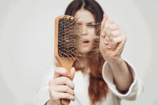 Rụng tóc nhiều là dấu hiệu của bệnh gì? Cách khắc phục ra sao 