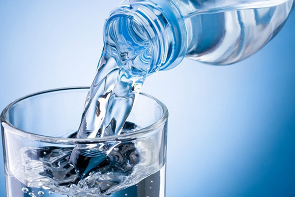 Nên uống từ 1,5 - 2 lít nước mỗi ngày để cấp nước cho cơ thể và não bộ