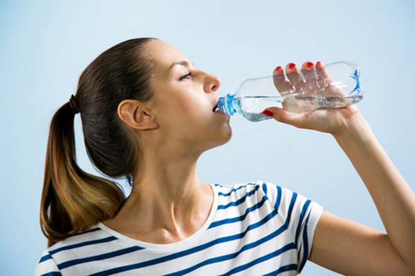 Mỗi ngày bạn cần bổ sung cho cơ thể từ 2 đến 2.5 lít nước