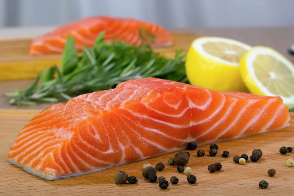 Cá hồi là một thực phẩm có chứa nhiều dưỡng chất tốt cho sức khỏe và mắt