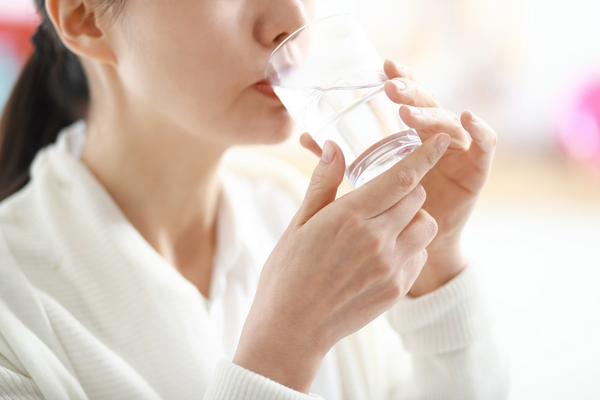 Mỗi ngày bạn nên uống từ 1,5 - 2 lít để đảm bảo cấp nước đủ cho cơ thể