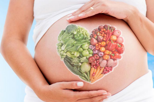 Chế độ dinh dưỡng cho mẹ bầu đóng vai trò quyết định đến sự phát triển toàn diện của bé