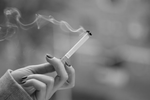 Người thường xuyên hút thuốc khả năng cao sẽ mắc chứng hôi miệng
