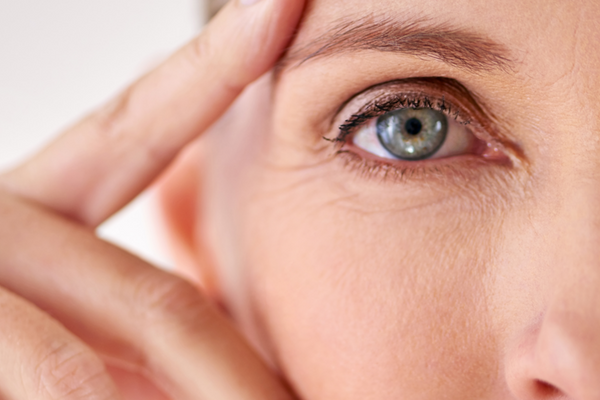 Các triệu chứng của bệnh khô mắt sẽ làm ảnh hưởng đến thị lực