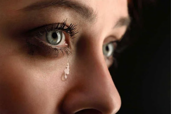 Khô mắt là tình trạng mất cân bằng giữa tiết nước mắt và thoát đi của nước mắt