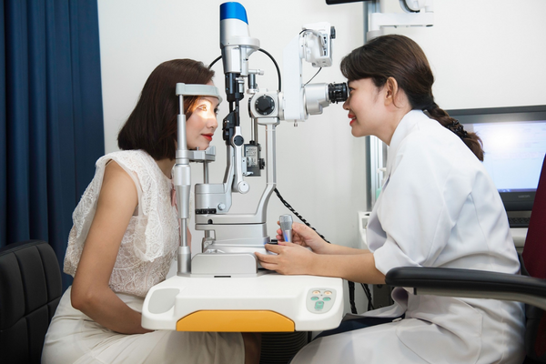 Để xác định chính xác tình trạng loạn thị thì cần phải tiến hành một số bài kiểm tra về mắt 