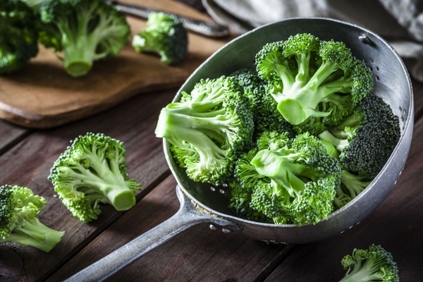 Bông cải xanh chứa lượng protein đáng kể, tốt cho cơ bắp và quá trình giảm cân