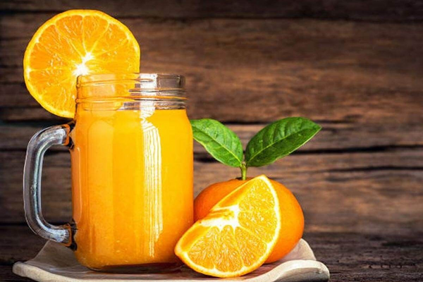 Nước ép cam là loại nước uống được rất nhiều yêu thích