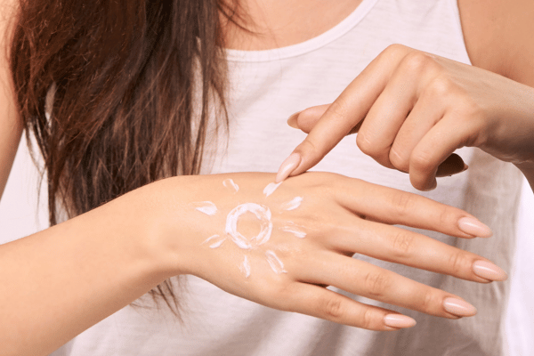 Kem chống nắng là bước chăm sóc da không thể thiếu khi đi du lịch