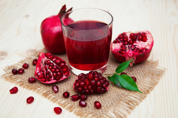 Nước ép lựu là nguồn vitamin dồi dào, hỗ trợ tăng thị lực cho mắt