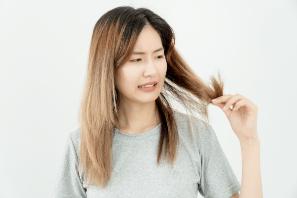 Dấu hiệu tóc cháy nắng - chuyển sang màu cam vàng