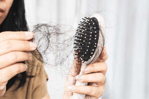 Vào giai đoạn tuổi trung niên tình trạng rụng tóc ngày càng nhiều