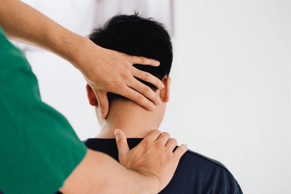 Massage cổ để làm hạ huyết áp nhanh chóng