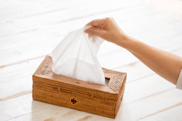 Dùng khăn giấy để thấm hút lượng dầu thừa