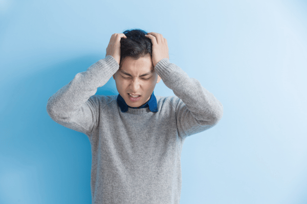 Nhức đầu là biểu hiện say cà phê thường gặp