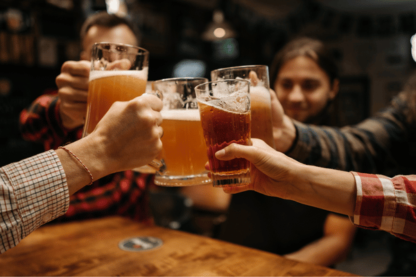 Uống nhiều rượu bia có thể gây kích ứng và làm tổn thương dạ dày