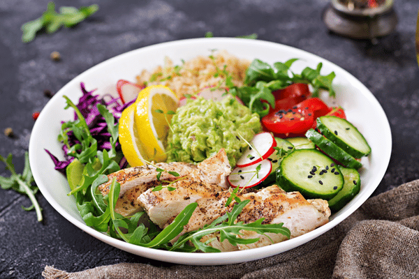 Salad bơ và thịt gà là món ăn sáng được nhiều người yêu thích