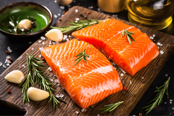 Nếu bạn chưa biết khô khớp gối ăn gì thì có thể bổ sung cá béo trong bữa ăn
