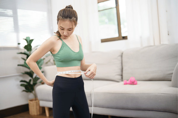 Một trong những lợi ích của giấm táo phải nhắc đến là khả năng hỗ trợ giảm cân
