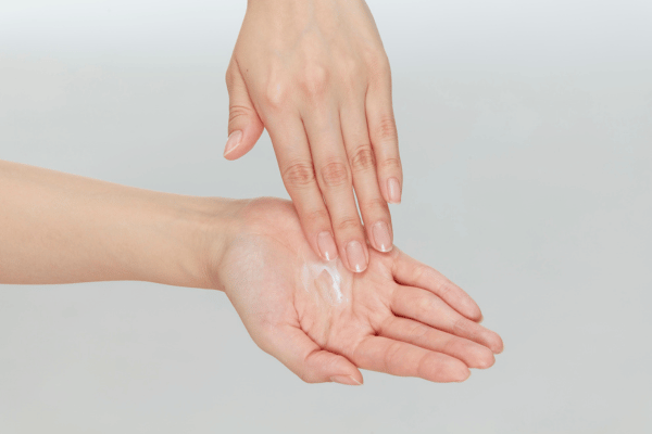 Kem bôi là một trong những phương pháp điều trị viêm da cơ địa hiệu quả.