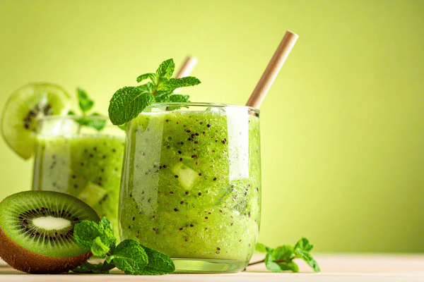 Uống sinh tố kiwi mỗi ngày giúp da bạn trở nên mịn màng và trắng sáng