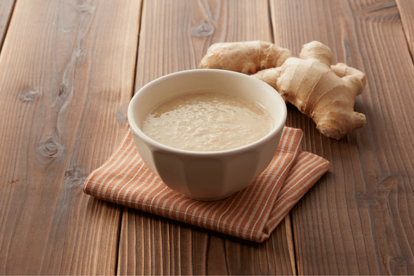 Một tô cháo nóng với vài lát gừng sẽ giúp làm dịu cơn đau dạ dày