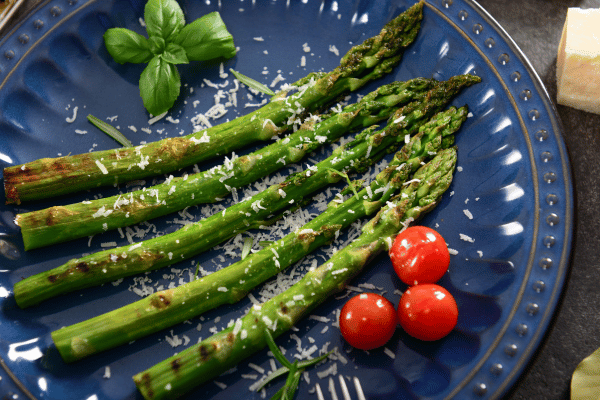 Măng tây có nhiều lợi ích cho cơ thể, chẳng hạn như thải độc cơ thể. 