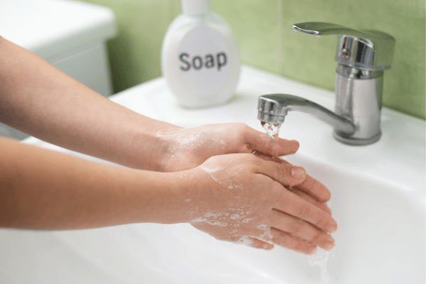 Rửa tay thường xuyên bằng xà phòng để phòng ngừa virus xâm nhập