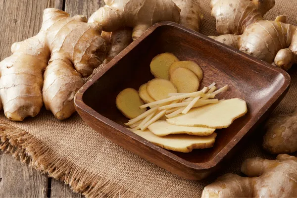 Gừng là một trong những thực phẩm được khuyên dùng cho chị em khi tới tháng