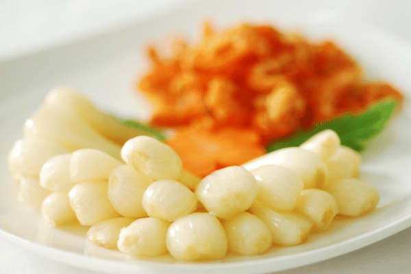 Khi ăn bánh chưng hãy kết hợp kèm theo dưa kiệu để giải ngấy