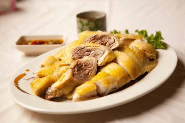 Thịt gà luộc là món ăn truyền thống không thể thiếu trong mâm cỗ ngày Tết 