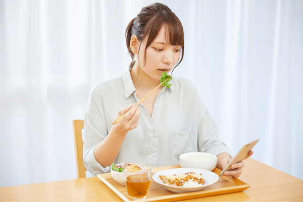 Hãy nhớ ăn đúng giờ, đúng bữa để làm giảm cơn đau dạ dày