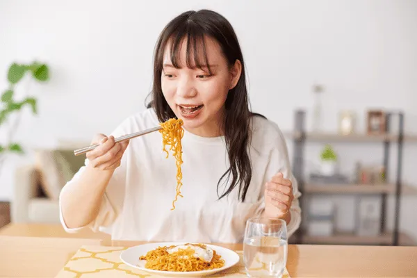 Người bệnh tim mạch nên hạn chế mì gói trong khẩu phần ăn