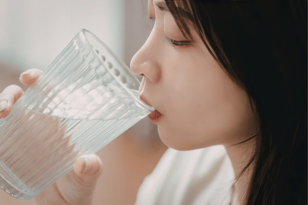 Uống không đủ nước khiến da trở nên khô ráp và xỉn màu