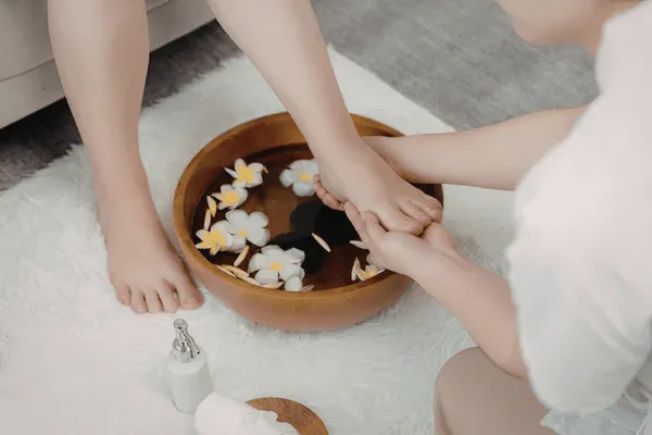 Một trong những cách giúp ngủ ngon chính là ngâm chân vào nước ấm