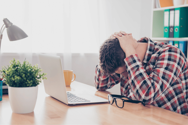 Khi bị thiếu nước bạn sẽ cảm thấy nhức đầu dai dẳng và khó chịu